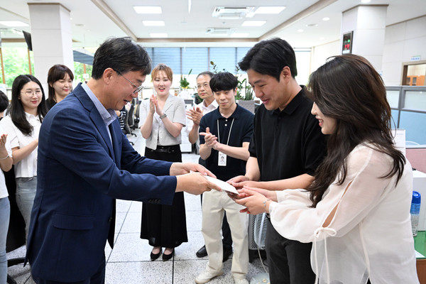 이민근 시장이 출생등록 민원인에 축하 카드 전달을 하고 있다