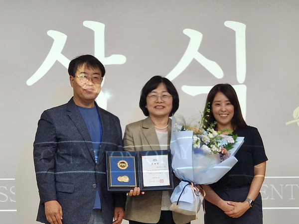 ▲ 성남시청소년재단 분당서현청소년수련관 우수 청소년수련시설 분야 경기도지사상 수상 기념사진.