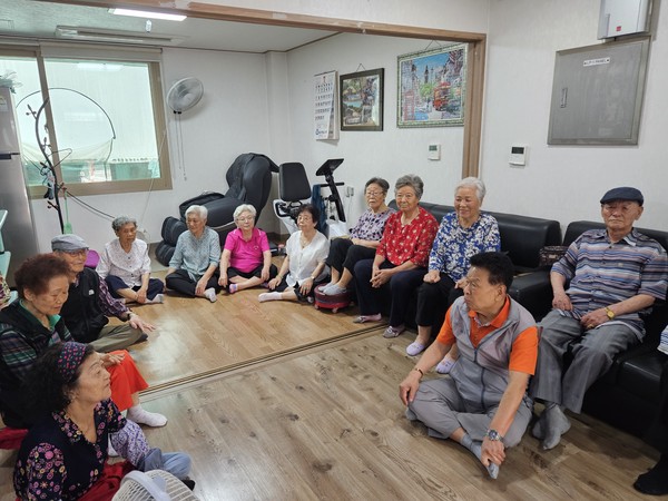 ▲ 정릉1동경로당에 모인 어르신들이 시원한 에어컨과 선풍기 바람을 쐬며 담소를 나누고 있다.