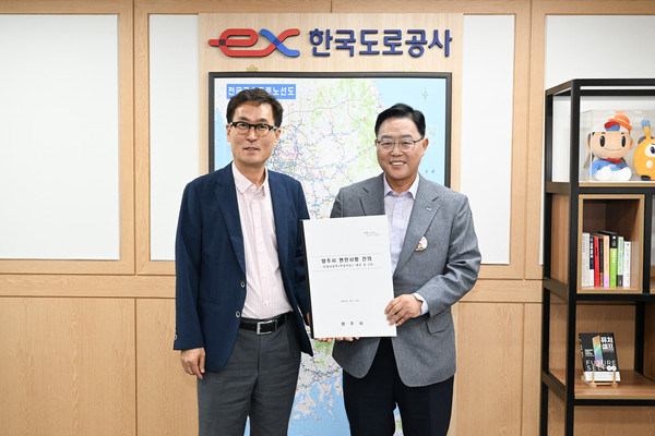 ▲ 강수현 양주시장(오른쪽)이 함진규 한국도로공사 사장(왼쪽)에게 주요 현안사항이 담긴 건의서를 전달하고 있다.