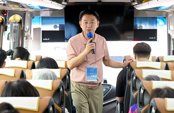 ▲ 김동근 시장이 여행객들에게 의정부의 역사를 설명해 주고 있다.