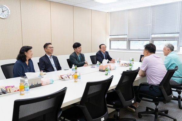 ▲ 김덕현 군수 그린바이오 클러스터 협약 기업 방문 모습.