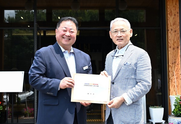 ▲ 김경일 파주시장이 유인촌 문화체육관광부장관에게 건의사항을 전달하고 있는 모습.파주시는 ‘파주 국립박물관 클러스터’ 추진과 관련해 문화체육관광부가 개최한 관계기관 오찬간담회에 참석했다고 지난 12일 밝혔다.오찬간담회는 김경일 파주시장, 유인촌 문화체육관광부장관을 비롯해 문체부 대변인 문화정책관, 예술정책관, 지역문화정책관 및 국립민속박물관장, 대한민국역사박물관장, 국립한글박물관장, 국립극장장 등 관계기관장이 참석한 가운데 ‘파주 박물관 클러스터’ 성공적 추진을 위한 협력 방안과 발전방향 등에 대해 다양한 의견을 나눴다.파주에는 이미 경기 북부에서 최초로 국립민속박물관 수장고가 있는 국립민속박물관 파주관이 개관했고, 인근에는 문화재청 소관 전통건축부재보존센터가 개관해 관람객을 맞이하고 있다.올해 9월에는 국립극장 무대예술지원센터가 준공되어 올해 하반기 중 개관을 앞두고 있으며, 국립한글박물관 통합수장센터와 국립 대한민국역사박물관 자료센터도 2029년 개관을 목표로 하고 있다.문화체육관광부는 2017년부터 각 기관에서 개별적으로 추진해 오던 박물관을 ‘파주 국립박물관 클러스터’로 조성해 각 국립박물관을 총괄하고, 체계적으로 운영·관리해 각 박물관의 시너지 효과를 창출하는 국립박물관 클러스터로서의 대표성과 상징성을 확보할 계획이라고 밝혔다.김경일 파주시장은 “파주 국립박물관 문화클러스터는 국내 최대 규모인 축구장 32개 크기로 한국의 문화를 상징하는 국립 문화시설 단지로 조성되어 파주를 넘어 대한민국을 대표하는 문화 공간으로 자리매김할 것으로 기대한다”라며 “박물관 클러스터와 파주출판단지, 헤이리예술마을, CJ ENM 등 파주의 문화예술 자원과 연계해 파주가 수도권 체류형 문화관광도시로 도약할 수 있도록 문화체육관광부와 관계기관의 많은 관심과 지원을 바란다”라고 당부했다.Tag저작권자 © 산경일보 무단전재 및 재배포 금지정태산 기자정태산 기자다른기사 보기 관련기사댓글 0로그인産經日報내용권리침해, 욕설 및 특정 대상을 비하하는 내용을 게시할 경우 이용약관 및 관련법률에 의해 제해될 수 있습니다. 공공기기에서는 사용 후 로그아웃 해주세요.0 / 400 등록