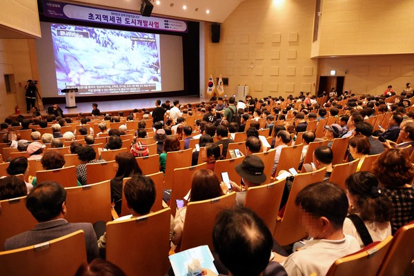 ▲ 11일 안산 올림픽기념관 공연장에서 진행된 초지역세권 도시개발사업 시민설명회에서 허숭 공사 사장이 시민의견을 경청하고 있다.