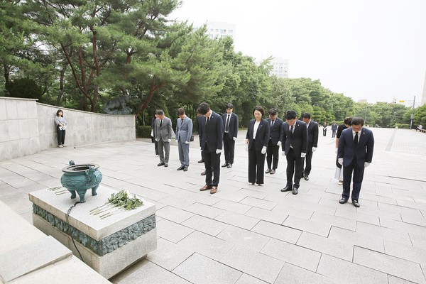 ▲ 현충탑 참배 모습.