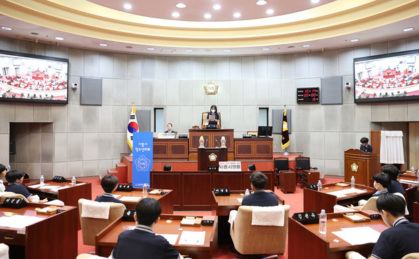 ▲ 시흥중학교 '시흥시의회청소년모의의회' 기념촬영.