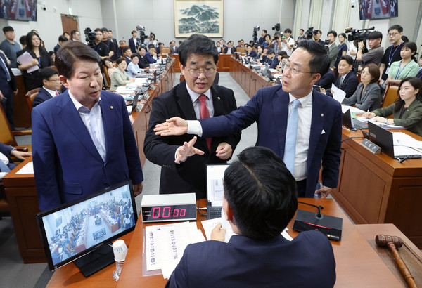 ▲ 국회 운영위원회 여당 간사인 배준영 국민의힘 의원과 권영진 의원이 설전을 벌이고 있다. /뉴시스