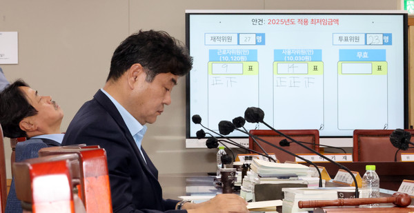 ▲ 2025년도 최저임금과 이인재 최저임금위원장. /뉴시스