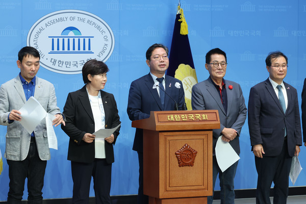 ▲ 김승원 더불어민주당 법제사법위원회 간사를 비롯한 법사위원들이 14일 오후 서울 여의도 국회 소통관에서 채해병 특검법 청문회 증인들에 대한 고발 기자회견을 열고 발언하고 있다. /뉴시스