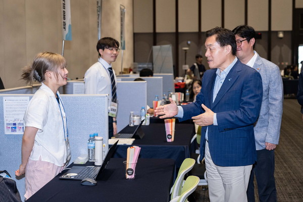 ▲ 이재준 수원특례시장이 대학입시박람회장을 찾아 참가자들과 대화하고 있다.