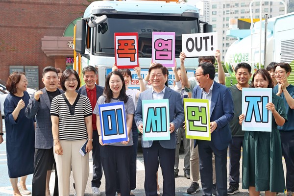 ▲ 광명시 3년 연속 경기도 주관 ‘미세먼지 저감 평가 우수기관’ 선정 모습.광명시가 민선8기 중점 과제로 정해 추진하고 있는 미세먼지 저감 정책의 우수성이 입증됐다.시는 경기도 주관 2024년 미세먼지 저감 시·군 평가에서 우수 시·군으로 선정됐다고 15일 밝혔다. 2022년부터 3년 연속 선정이다.박승원 시장은 “광명시는 ‘미세먼지 없는 쾌적한 공기의 일상화’를 민선8기 시정 80대 과제의 하나로 정해 추진하고 있다”며 “특히 미세먼지 저감정책의 발굴부터 시행까지 시민의 참여를 기반으로 노력해온 것이 좋은 성과를 거둔 원동력이 됐다”고 설명했다.기관장 관심도, 미세먼지 발생원 관리, 계절관리제 시행 실적 등을 대상으로한 이번 평가에서도 시민의 의견을 수렴해 반영하는 적극 행정과 시의 특성을 반영한 광명시만의 정책 시행이 높은 평가를 받았다.광명시는 지난 2019년부터 매년 탄소중립, 자원순환경제, 정원도시 분야 등으로 나눠 미세먼지 시민토론회를 개최해 기후의병 탄소중립 포인트 제도 등 지역 특성에 맞는 미세먼지 저감사업을 시민과 함께 발굴해 정책에 반영하고 있다.아울러 도시개발이 활발하게 이뤄지는 시의 특성을 반영하여 관내 공사장 환경관리자 대상 미세먼지 저감 교육, 환경관리 매뉴얼 배포, 공사장 환경관리계획 수립 시 미세먼지 개선 방안 사전 검토 등 비산먼지 개선을 위한 노력도 호평받았다.특히 지난해 12월부터 올 3월까지 추진한 ‘제5차 미세먼지 계절관리제'를 통해 초미세먼지 평균 농도를 전년 대비 6㎍/㎥ 감소한 23㎍/㎥를 달성했다. 연평균 초미세먼지 평균 농도는 지난 5년으로 기간을 확장해도 2019년 26㎍/㎥에서 2023년 20㎍/㎥로 23%나 감소했다.공공사업장 자발적 감축 이행을 적극 유도하고, 비상저감조치 발령 시 공공 차량2부제 시행, 5등급 차량 수도권 내 운행제한, 사업장 및 공사장 불법 배출 집중 단속, 주요도로 청소 강화, 불법소각 단속, 취약계층 이용시설 실내공기질 관리 강화 등을 통한 성과이다.시는 향후 재개발·재건축 공사장이 밀집된 지역을 미세먼지 집중관리구역으로 지정하여 어린이 및 노약자 등 취약계층 이용시설에 공기청정기 설치 등 특화 정책을 지속적으로 펼쳐나갈 예정이다.한편, 시는 장기적으로는 오는 2027년까지 초미세먼지 연평균 농도를 13㎍/㎥로 낮추는 것을 목표로 삼고 있다. 이를 위해 시는 올해 5개 분야 40개 과제에 216억원을 투입해 미세먼지 저감 종합대책을 추진하고 있다.종합대책은 정부와의 공동 대응을 기본으로, 광명시 미세먼지 배출원의 특성을 고려한 선택과 집중, 미세먼지 정보 알림 강화와 시민의 자발적 참여 강화 등이 핵심이다.Tag저작권자 © 산경일보 무단전재 및 재배포 금지박성규 기자박성규 기자다른기사 보기 관련기사댓글 0로그인産經日報내용권리침해, 욕설 및 특정 대상을 비하하는 내용을 게시할 경우 이용약관 및 관련법률에 의해 제해될 수 있습니다. 공공기기에서는 사용 후 로그아웃 해주세요.0 / 400 등록