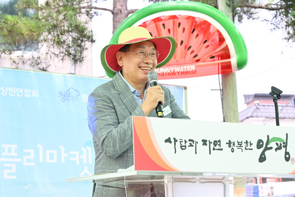 ▲ 전진선 양평군수가 '청운시장 수박 플리마켓'에서 인사말을 하고 있다.