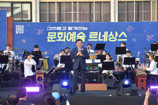 ▲ 주낙영 시장이 지난 13일 건천초등학교 운동장에서 열린 문화예술 르네상스 행사에 참석해 인사말씀을 하고 있다.