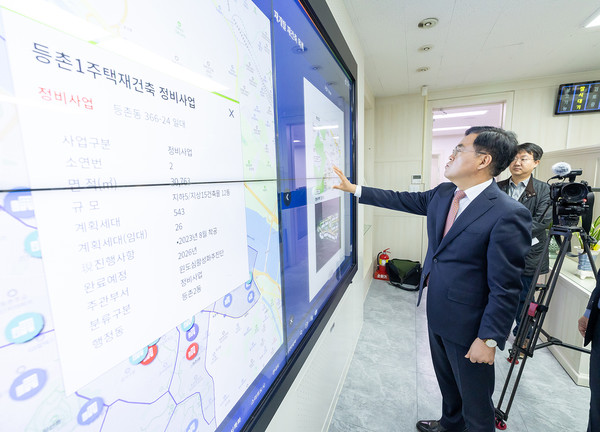 ▲ 재개발·재건축 상황판 살펴보는 진교훈 구청장.