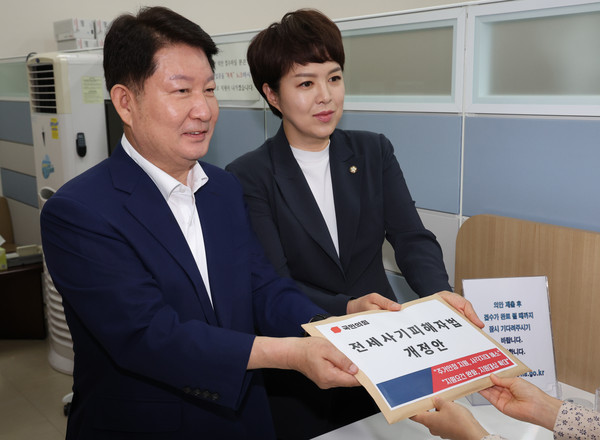 ▲ 권영진(왼쪽), 김은혜 국민의힘 의원이 15일 오전 서울 여의도 국회 의안과에서 전세사기 피해자 지원 및 주거안정에 관한 특별법 개정안을 제출하고 있다. /뉴시스