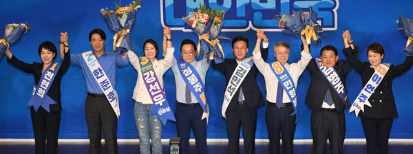 ▲ 더불어민주당 최고위원 후보들이 14일 오후 서울 여의도 국회 도서관에서 열린 제1차 전국당원대회 최고위원 예비경선에서 선출된 뒤 기념촬영을 하고 있다. 사진 왼쪽부터 전현희, 한준호, 강선우, 정봉주, 김민석, 민형배, 김병주, 이언주 최고위원 후보. /뉴시스