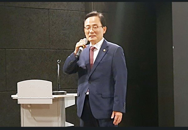 ▲ 탈북 인권 다큐멘터리 ‘비욘드 유토피아’의 무료 상영회에서 김형재 시의원이 축사를 하고 있다.