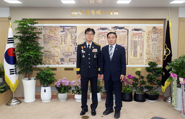 ▲ 수원시의회 이재식 의장, 수원남부소방서장 접견 기념촬영.