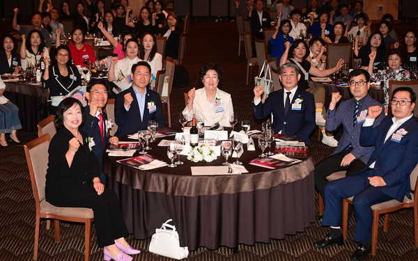 ▲ 유정복 인천시장(왼쪽에서 세번째)이 '창립25주년 기념 인천여성기업인대회'에서 참석자들과 기념촬영을 하고 있다.