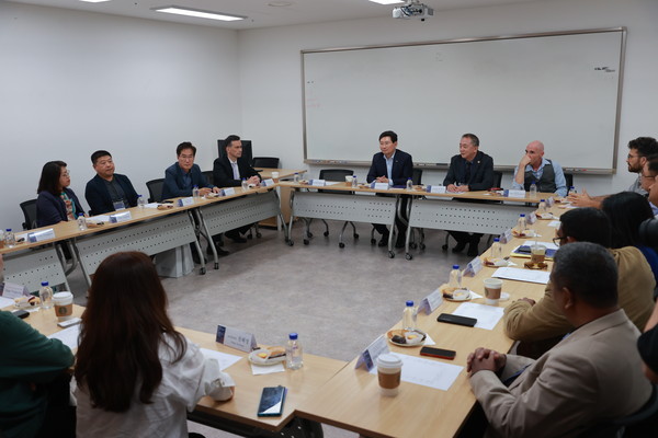 ▲ 이상일 용인특례시장이 연극 '안티고네' 관람전 주한그리스 대사관 및 각국 연극 관계자들과 간담회를 가졌다.