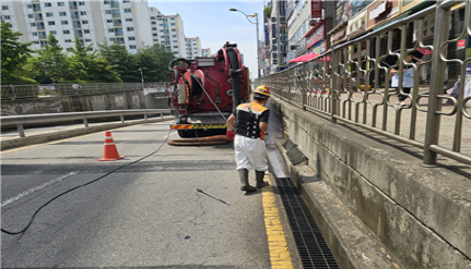 ▲ 파주시 지하차도 배수로 준설작업 실시 모습.
