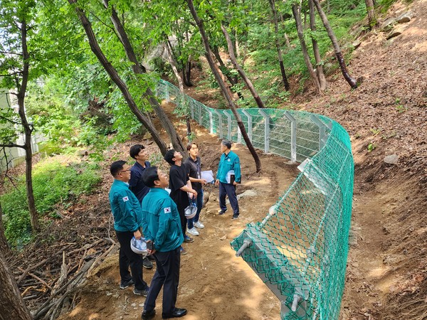 ▲ 연수구 장마철 산사태 우려지역 추가 긴급점검 실시 모습.
