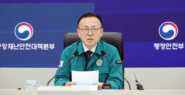 ▲ 이한경 중앙재난안전대책본부 제2총괄조정관이 16일 세종시 정부세종청사에서 열린 의사 집단행동 중대본 회의에서 발언하고 있다.