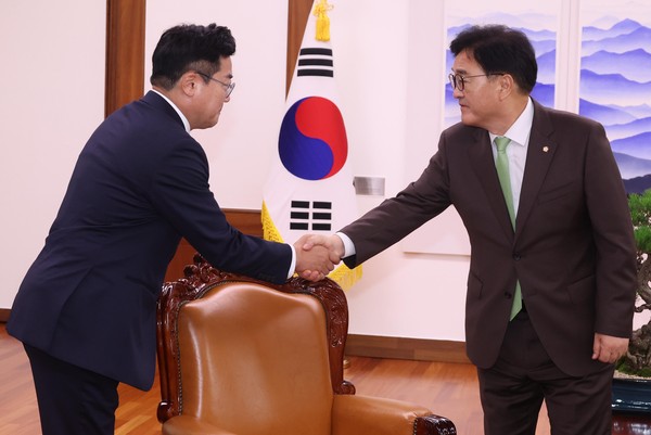 ▲ 우원식 국회의장이 16일 오전 서울 여의도 국회의장 집무실에서 본회의 개최 촉구를 위해 방문한 박찬대(왼쪽) 더불어민주당 당 대표 직무대행 겸 원내대표와 악수하고 있다. /뉴시스