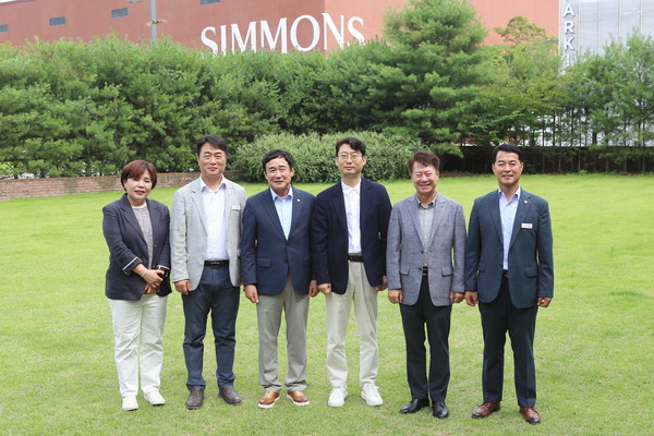 ▲ 시몬스 테라스 현장 방문 기념촬영 모습.