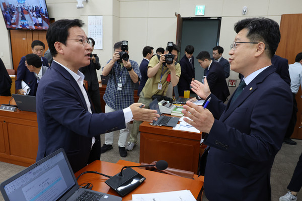 ▲ 안호영 환노위원장에게 항의하는 김형동 간사. /뉴시스