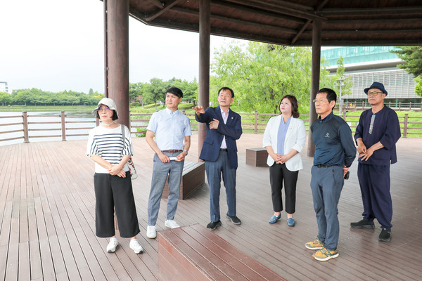 ▲ 안산시의회 박태순 의장(사진 왼쪽에서 세번째)과 박은정 도시환경위원장(왼쪽에서 네번째)이 16일 안산환경운동연합 관계자 등과 안산 화랑유원지 내 화랑호수에 대한 현장활동을 실시하고 남생이 서식 실태를 확인했다.