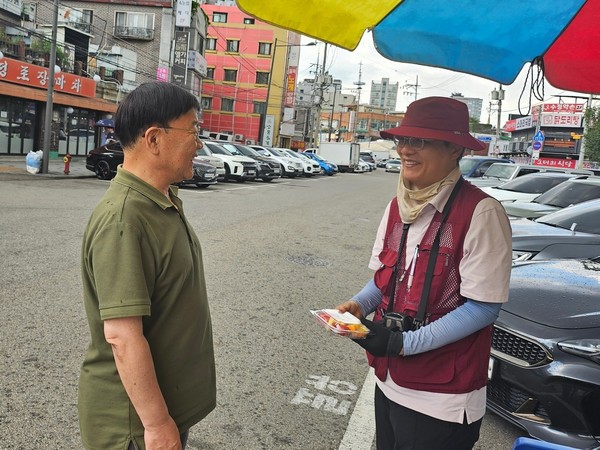 ▲ 양천구시설관리공단, 초복맞이 전직원 과일도시락 전달 모습.
