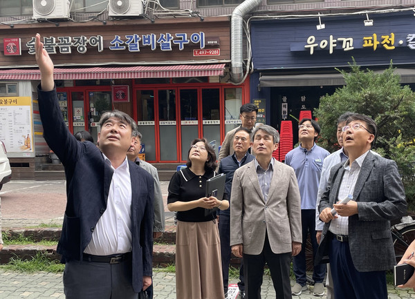▲ 성수역 출입구 신설 등을 위해 현장 실사를 하고 있는 모습(사진 왼쪽 백호 서울교통공사 사장, 오른쪽에서 두 번째 유보화 성동구 부구청장).