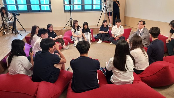 ▲ 이현재 하남시장이 하남고 학생들과 힐링토크를 진행하고 있다.