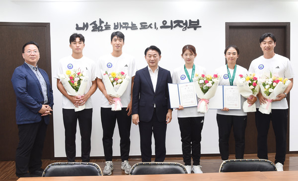 ▲ 김동근 시장이 의정부시청 직장운동경기부 테니스팀 선수들을 격려한 뒤 함께 기념사진을 찍고 있다.