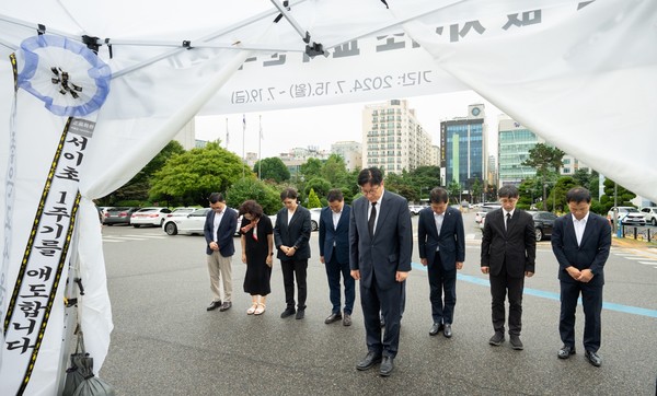 ▲ 서이초 교사 순직 1주기 맞아 추모하는 도성훈 교육감.