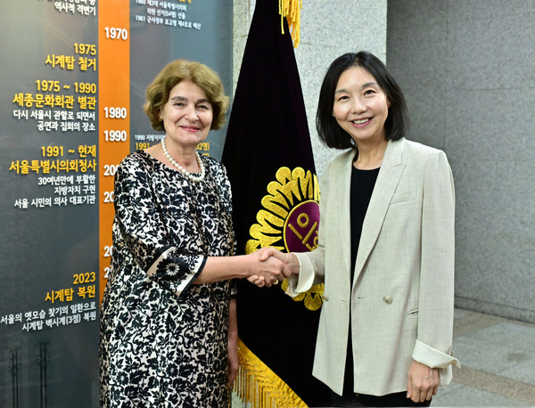 ▲ 환영 악수 나누는 이리나 보코바 전 사무총장과 최호정 의장.