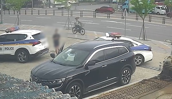 ▲ 보이스피싱을 직감한 50대 남성이 길가에서 수거책을 발견하고 붙잡은 뒤 경찰에 넘기는 모습. (사진=경기남부경찰청 제공) /뉴시스