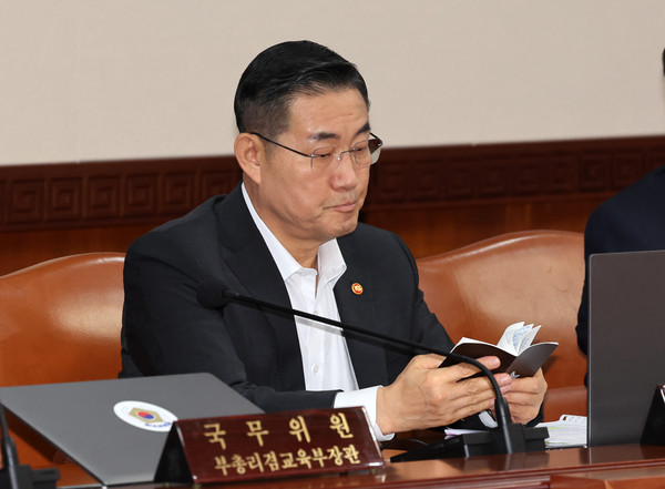 ▲ 수첩 살피는 신원식 국방부 장관. /뉴시스