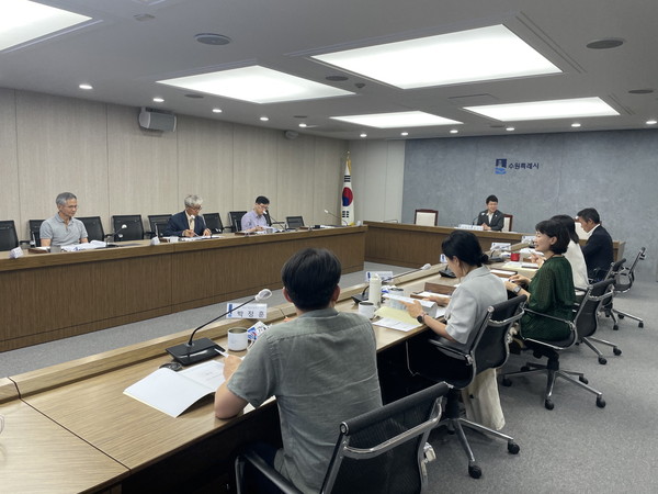 ▲ 수원특례시 환경교육위원회 회의 개최 모습.