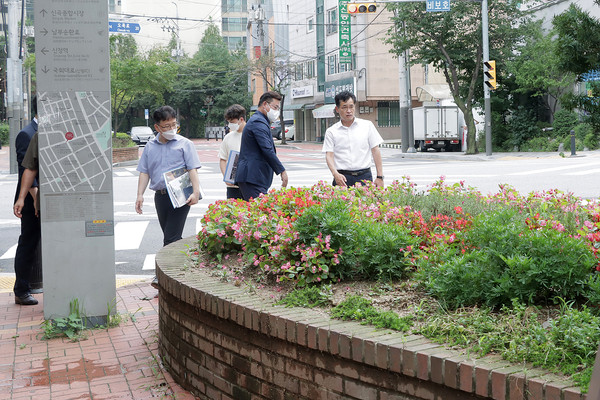 ▲ 신월동 걷고싶은 거리 일대 현장을 방문해 점검하는 이기재 양천구청장.