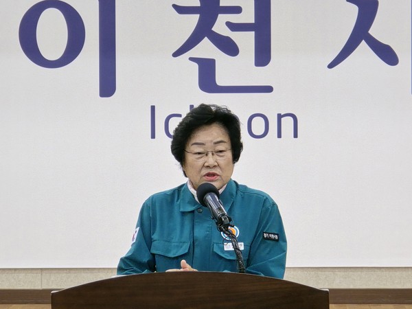 ▲ 김경희 이천시장이 민선8기 2주년 기자브리핑에서 발언하고 있다.