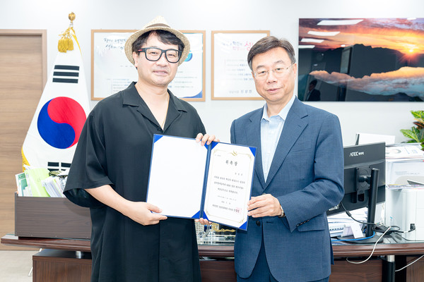 ▲ 사진 오른쪽 신상진 성남시장(성남문화재단 이사장)과 양정웅 2024 성남페스티벌 예술감독.