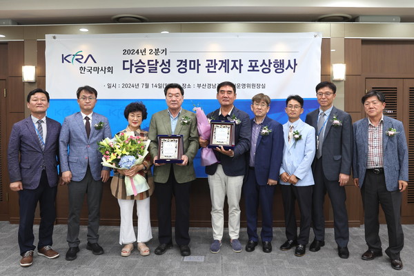 ▲ 왼쪽 두 번째 엄영석 부산경남지역본부장 네 번째 김진영 마주 다섯번째 이성인 마주.