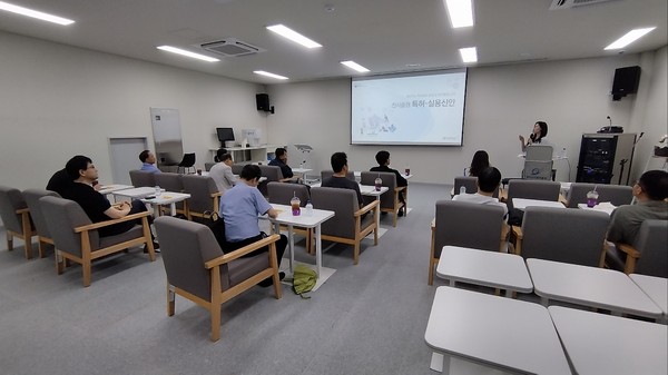 ▲ 소공인들이 용인 소공인·스타트업 허브의 시설을 둘러보고 있다.