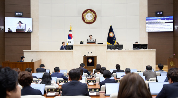▲ 용인특례시의회는 18일 본회의장에서 제2차 본회의를 열고 제285회 임시회를 마무리했다.
