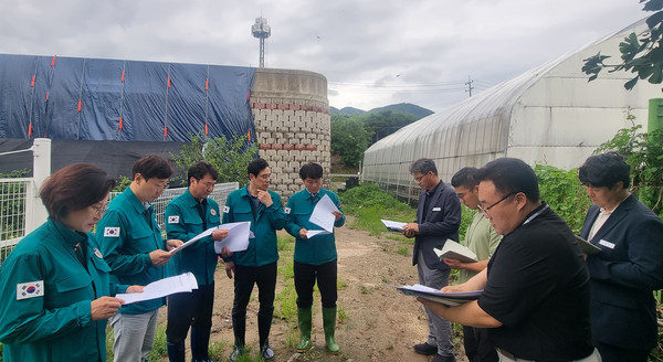 ▲ 하남시의회 더불어민주당 소속 (사진 오른쪽부터) 정병용, 강성삼, 최훈종, 오승철, 정혜영 의원이 지난 17일 1년째 방치 중인 창우동 134번지 옹벽 붕괴 현장을 방문해 안전을 확인하고 있다.