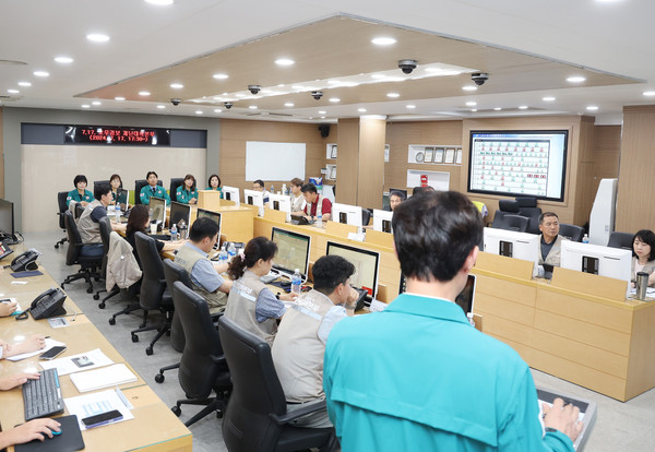 ▲ 고양특례시의회 김운남 의장 및 각 상임위원장들은 18일 10시 고양시 재난종합상황실에서 호우경보에 따른 재난상황보고를 받았다.