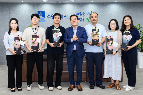 이재준 수원시장(가운데)이 친절왕 공무원들과 함께하고 있다.