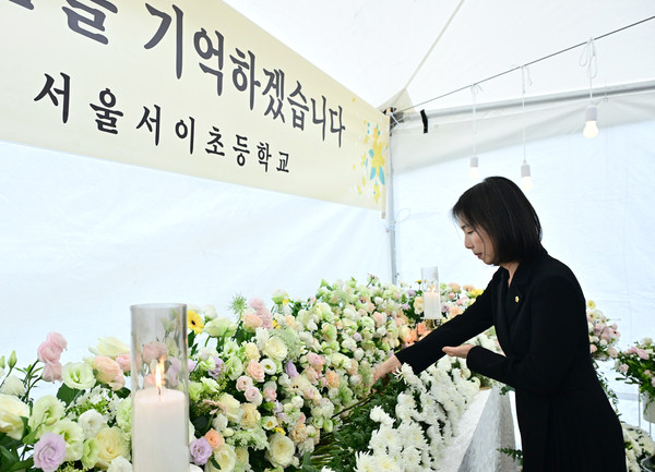 ▲ 서이초 교사 순직 1주기 헌화하는 최호정 의장.